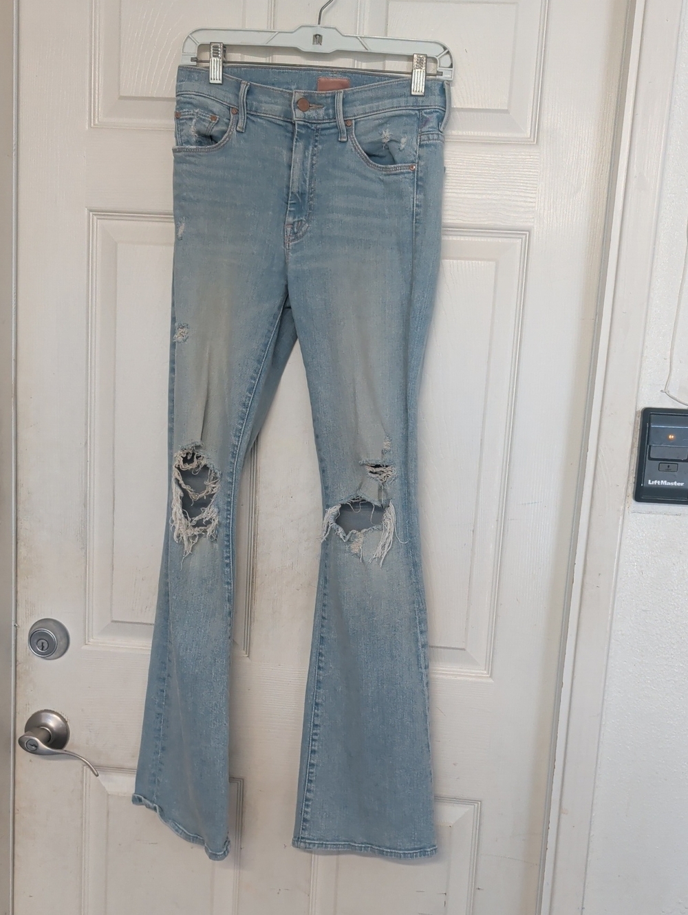 MOTHER The Weekender Jeans Size 26 Light Wash Flare Denim Women 26 Distressed - Picture 1 of 7